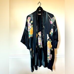 Beautiful vintage Old Shanghai silk kimono like robe!